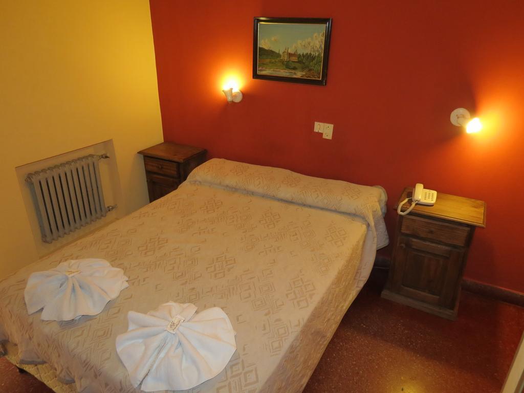 Hotel Arenales Villa Carlos Paz Habitación foto