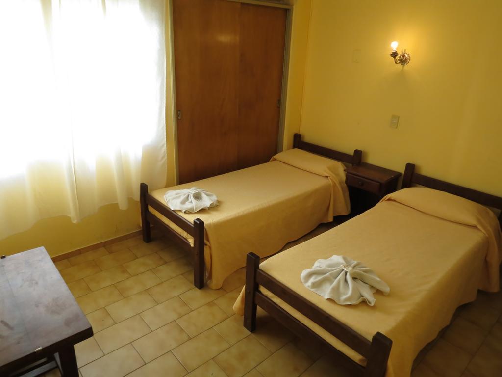 Hotel Arenales Villa Carlos Paz Habitación foto
