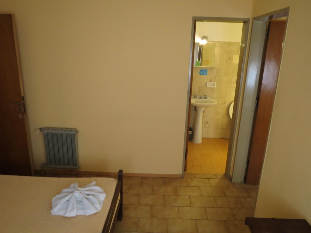 Hotel Arenales Villa Carlos Paz Habitación foto
